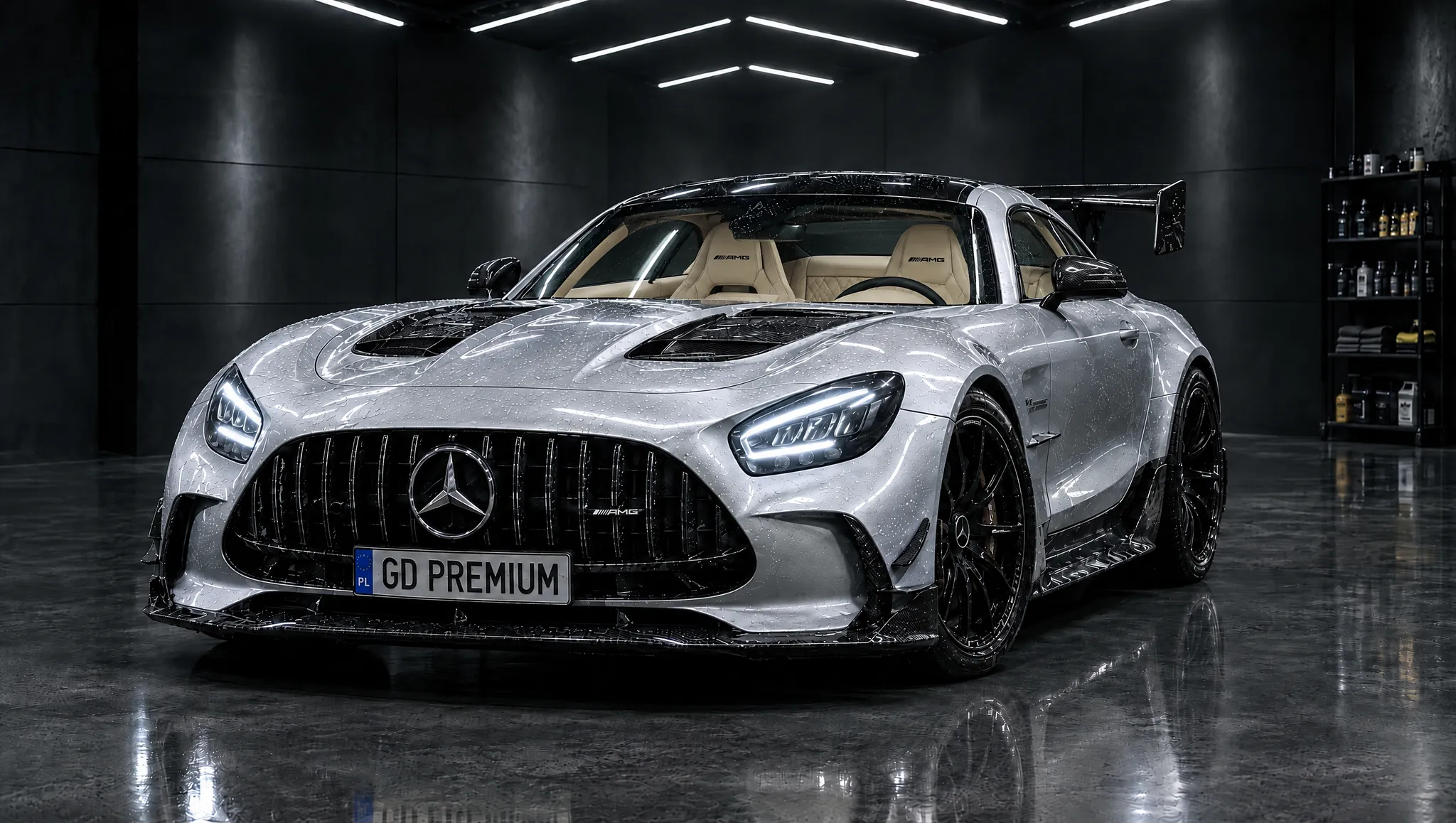 Ten sam AMG GT po myciu: srebrny lakier w kroplach wody, odbicia listew LED