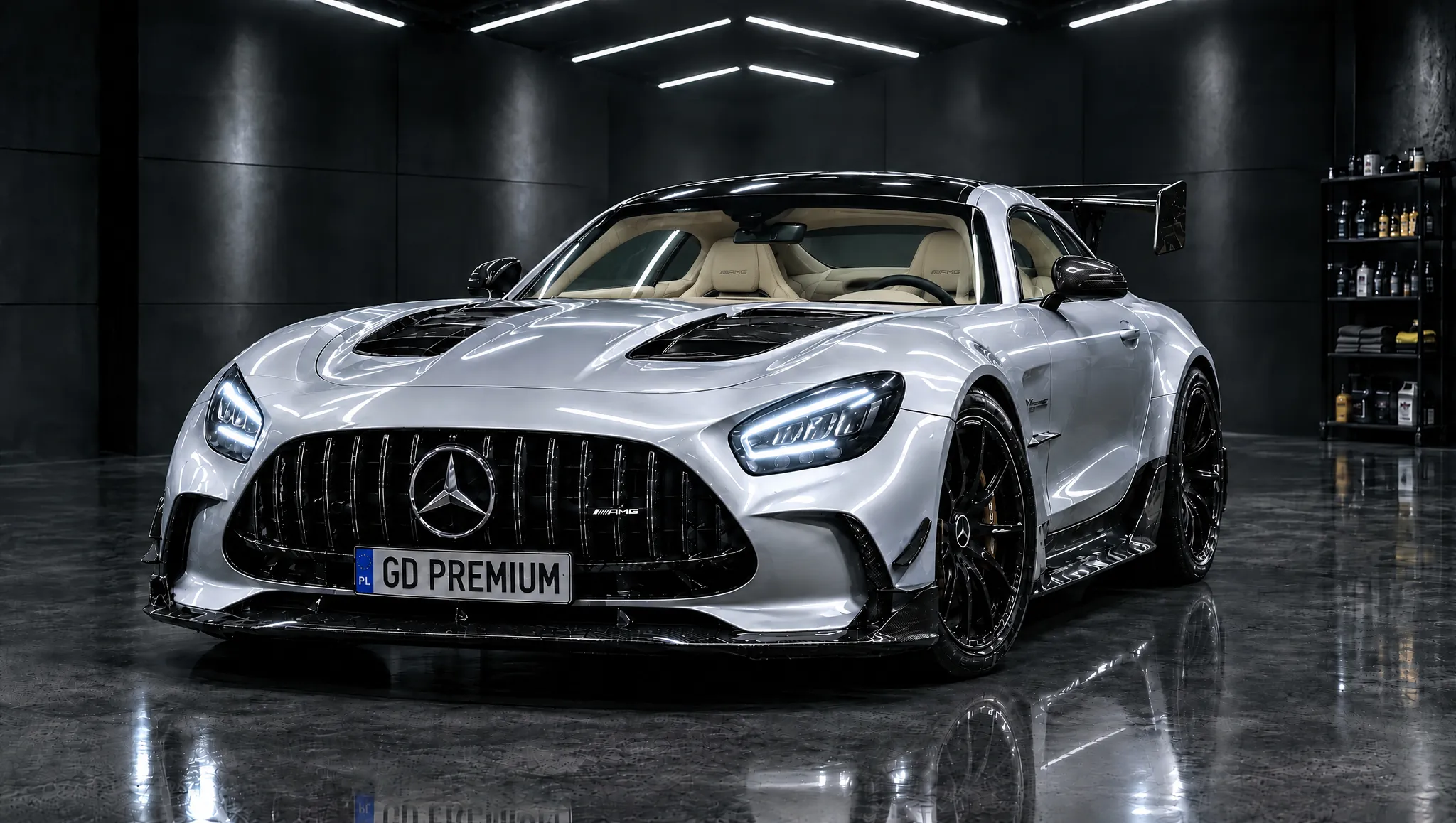 Suchy, wypolerowany AMG GT w studiu, bez kropel, z ostrymi odbiciami listew LED